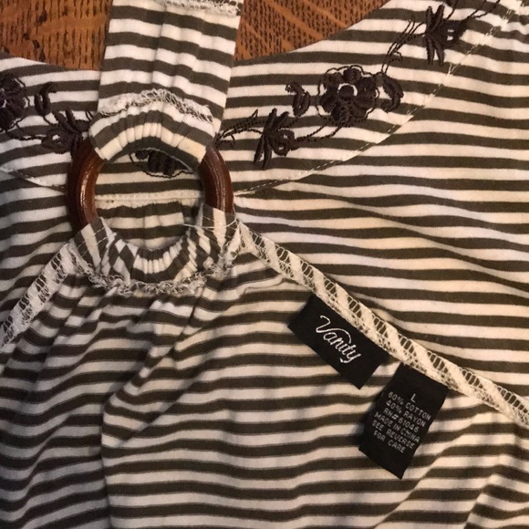 Vanity Green White Embroidered Tank Top Wood Ring - Picture 5 of 7